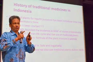 PELIHARA ALAM: Jamu dihasilkan daripada hutan Nusantara yang mesti dipelihara, hujah Profesor Madya Dr ElFahmi, Ketua Sekolah Farmasi dan Pengarah Pusat Biosains dan Bioteknologi, Institut Teknologi Bandung, Indonesia, dalam ceramah sempena Pameran Pusaka Jawa di Taman Warisan Melayu. - Foto TUKIMAN WARJI 