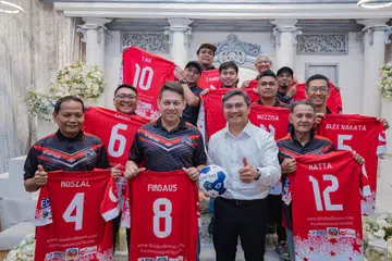 BANGGA SARUNG JERSI: Encik Hatta (depan, kanan, jersi nombor 12) bangga dapat mewakili Singapura bersama rakan-rakan sepasukannya ke Piala Negara Sedunia Bola Sepak Berjalan di England yang turut mendapat sokongan Encik Saktiandi (depan, dua dari kanan).