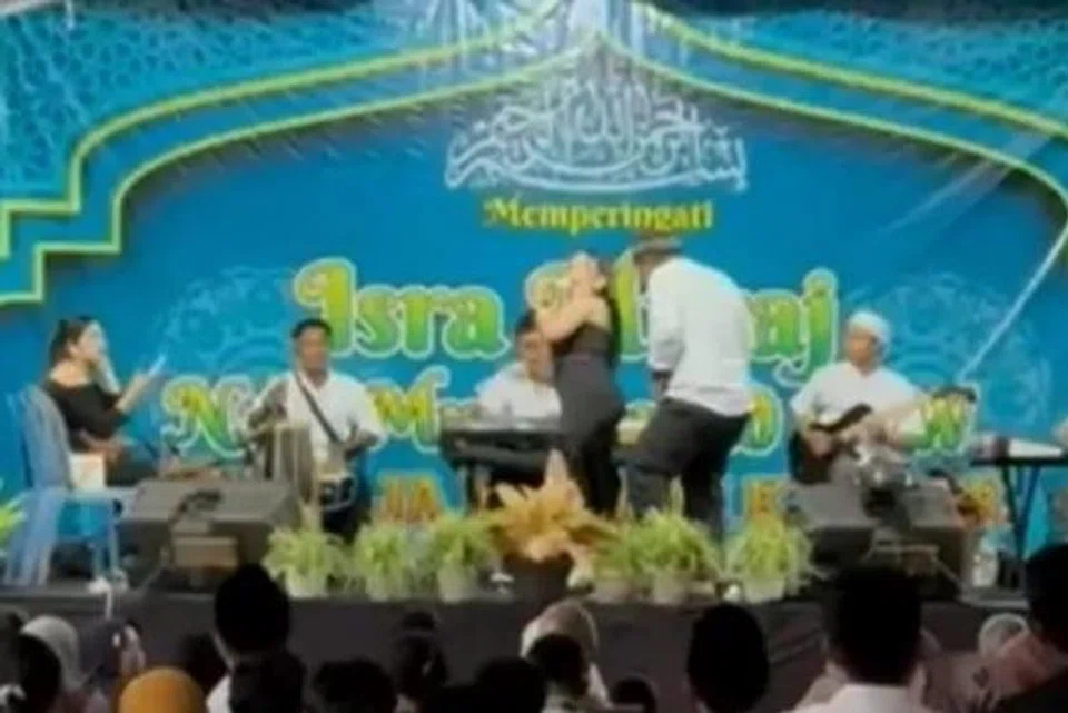 Rakaman tangkapan layar daripada video amatur yang tular, memaparkan persembahan biduanita di pentas acara sambutan Israk Mikraj di Banyuwangi pada 16 Januari