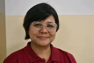 Anggota Perikatan Rakyat bagi Pembaharuan (PAR), Cik Sarina Abu Hassan, menyampaikan ucapan siaran politik dalam Bahasa Melayu di saluran Suria pada 25 April 2025.