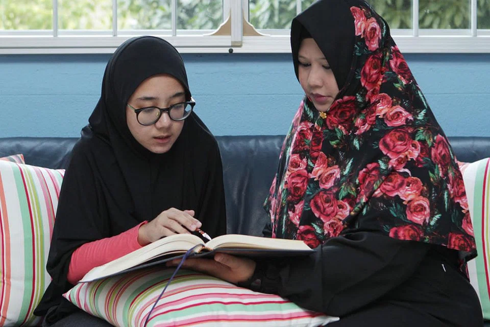 LEBIH BERTAULIAH: Cik Norizan (kanan) menganggap pentauliahan ARS menambah kepercayaan dan keyakinan bagi para pelajar dan dirinya sendiri. - Foto BM oleh MARCELLIN LOPEZ