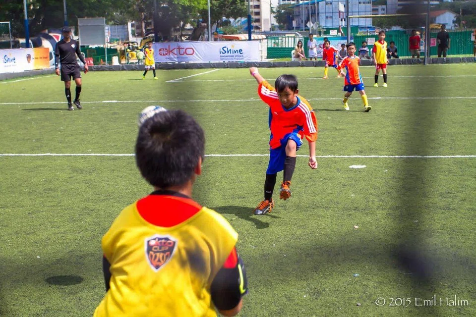 Cinta terhadap bola sepak bagi pemain Geylang International, Ahmad Munthaha (menendang bola), berputik sejak awal lagi. Beliau masih ingat perlawanan kompetitif pertama dalam Piala Okto. Walaupun pasukannya hanya dapat tempat empat teratas dalam pertandingan tersebut, beliau tetap menikmati pengalaman tersebut.