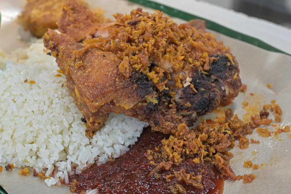 Keemasan dan kerangupan ayam goreng nasi ayam Fiie’s Cafe sangat menggiurkan, tidak kering dan sungguh berperisa.