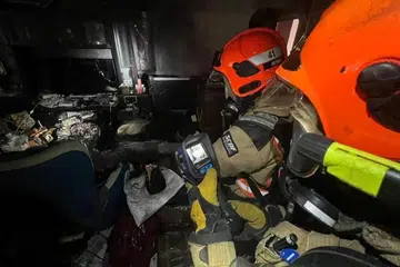 Pasukan Pertahanan Awam Singapura (SCDF) berjaya memadamkan api yang berlaku di salah satu unit rumah di tingkat satu, Blok 448, Jurong West Street 42 pada 9 Julai.