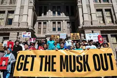 Orang ramai berhimpun sambil membantah dalam perhimpunan “Tiada AS$1 Trilion Untuk Elon Musk!” di Bangunan Capitol Negeri Texas, Austin, pada 5 November 2025. Tesla Inc. mencadangkan pakej ganjaran kepada Elon Musk yang boleh mencecah sehingga AS$1 trilion dalam tempoh sedekad jika pelbagai sasaran prestasi jangka panjang berjaya dicapai.