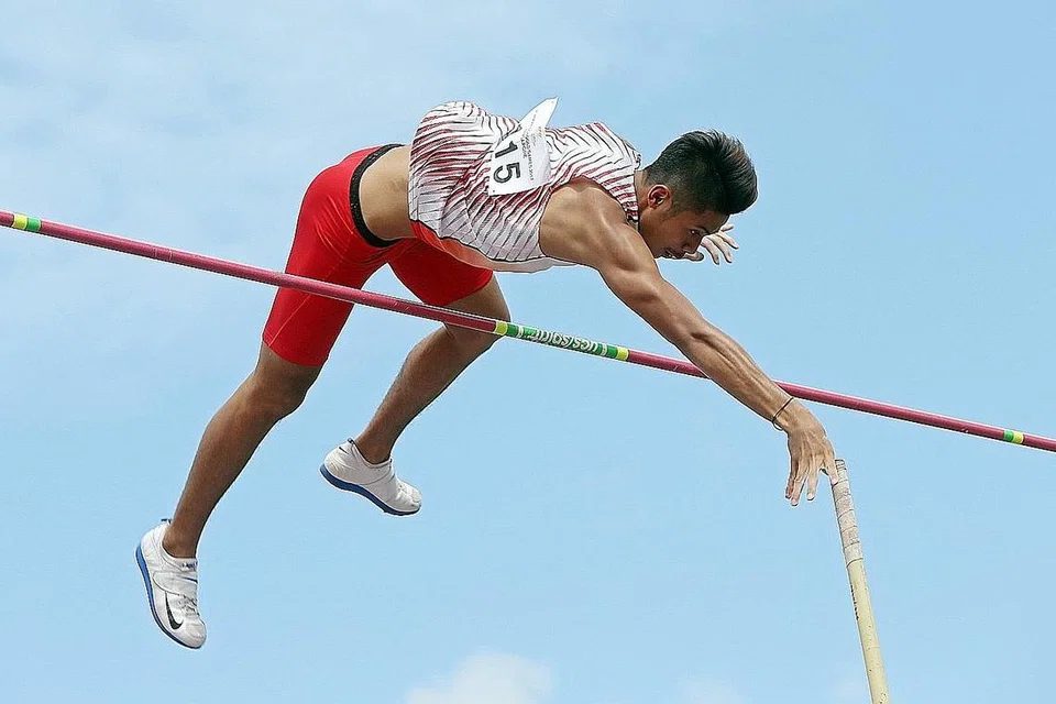 REKOD BARU TEMASYA: Atlit-pelajar Indonesia, Idan Fauzan Richsan, berada dalam kelas tersendiri apabila mencatatkan rekod baru dalam lompat bergalah lelaki selepas melepasi ketinggian 5 meter. Rekod lama acara itu ialah 4.65 meter.