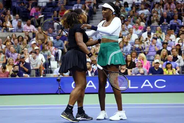 Serena Williams (kanan) dan Venus Williams selepas aksi beregu pusingan pertama Terbuka Amerika Syarikat pada 2022 di Flushing Meadows, New York. Kedua-duanya akan kembali berganding di Terbuka Cincinnati Ogos ini selepas menerima ‘wildcard’.