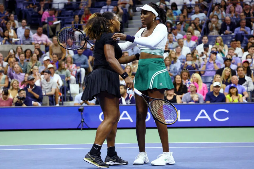 Serena Williams (kanan) dan Venus Williams selepas aksi beregu pusingan pertama Terbuka Amerika Syarikat pada 2022 di Flushing Meadows, New York. Kedua-duanya akan kembali berganding di Terbuka Cincinnati Ogos ini selepas menerima ‘wildcard’.