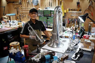 SERONOK BAIKI INSTRUMEN MUZIK: Encik Nahli Zakaria yang dulu merupakan seorang pemain muzik kini beralih kerjaya memperbaiki alat instrumen muzik pada usia 62 tahun. - Foto BM oleh KHALID BABA