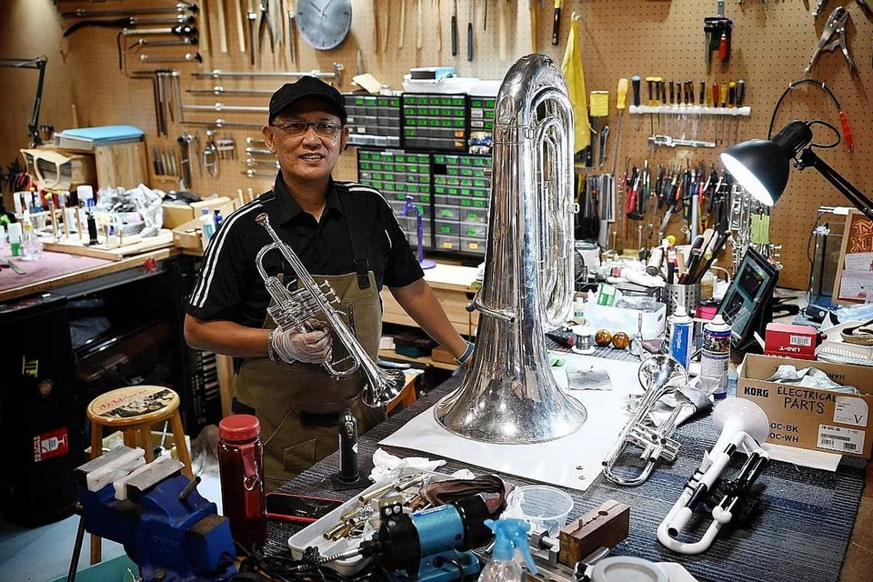 SERONOK BAIKI INSTRUMEN MUZIK: Encik Nahli Zakaria yang dulu merupakan seorang pemain muzik kini beralih kerjaya memperbaiki alat instrumen muzik pada usia 62 tahun. - Foto BM oleh KHALID BABA