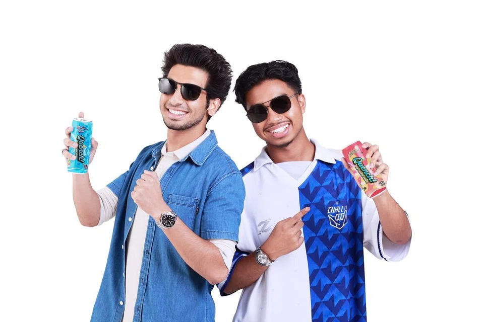 Peniaga Mohamed Haikkel Firdhaus (kiri) dan Luqmaanul Hakim Abdul Rahman daripada syarikat SGFR Store akan melancarkan produk minuman terbaru mereka di Grand Market anjuran MakBesar Pte Ltd.