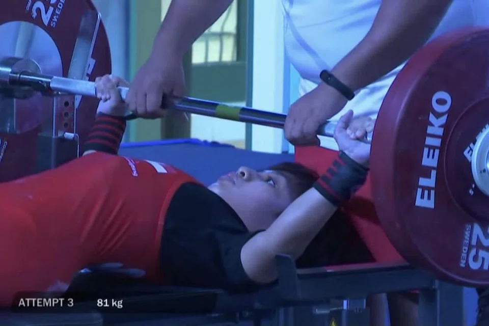 YAKIN DIRI: Nur'Aini mencatat keputusan terbaik peribadi mengangkat berat 81 kilogram dalam kategori wanita hingga berat badan 45 kilogram di Piala Dunia Powerlifting Fazza 2021 di Dubai Sabtu lalu. - Foto TANGKAP LAYAR YOUTUBE PARALYMPICS GAMES 