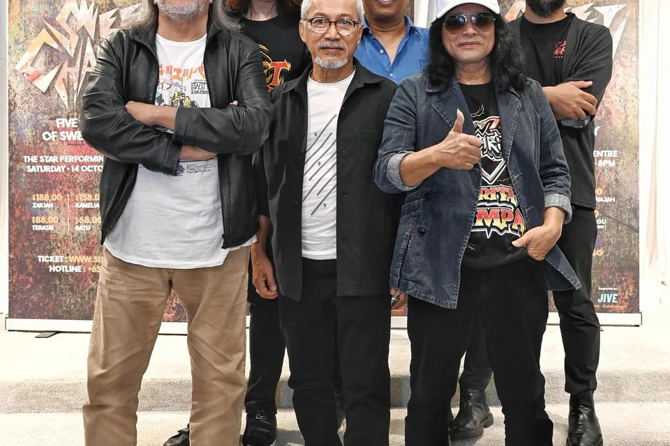 SENTUHAN SENI: (Dari kiri, di depan) Datuk Rami Sarip, Ahmad Jaffar dan Rosli Mohalim dari Sweet Charity bersama pemuzik ‘sessionist’, (dari kiri, di belakang) Addy Cradle, Din Safari dan Riduan Zalani, bergabung sinergi kreativiti dan muzik.