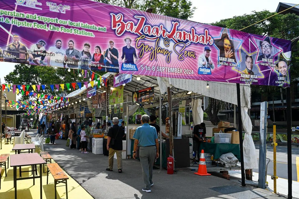 Bazar Lambak di Geylang Serai, yang berakhir pada 8 September, menawarkan beraneka juadah manis dan minuman, hidangan ‘live station’ serta pelbagai persembahan menarik. Ia diadakan sempena sambutan penyelesaian fasa kedua projek naik taraf Jalur Budaya Geylang Serai (GSCB).