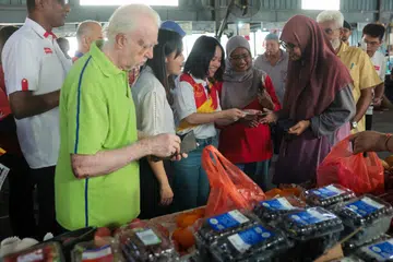 Calon Pakatan Harapan, Cik Pang Sock Tao (tengah), mengedarkan risalah kempen kepada orang ramai sempena Pilihan Raya Kecil Dewan Undangan Negeri Kuala Kubu Bharu di Pasar Awam di kawasan Dewan Undangan Negeri (DUN) itu.