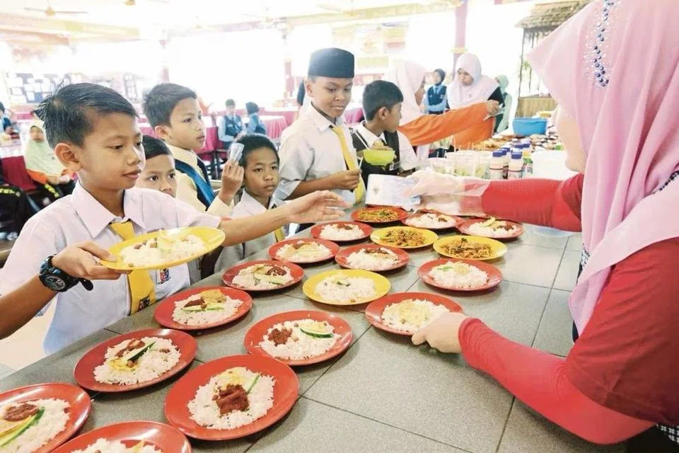 Dijangkakan pada 2025, pelajar sekolah di Malaysia terpaksa membayar lebih tinggi untuk membeli makanan berikutan lebih 10,000 pengusaha kantin dijangka menaikkan harga makanan kerana peningkatan kos.