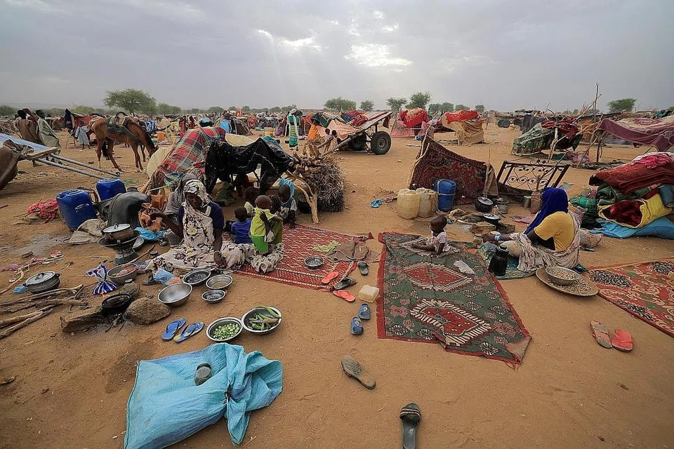 RAKYAT SENGSARA: Pelarian Sudan mendapatkan perlindungan berdekatan sempadan antara Sudan dengan Chad. - Foto REUTERS