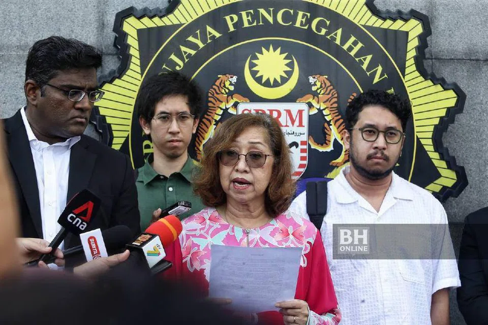 SIDANG MEDIA: Isteri Tun Daim Zainudin, Toh Puan Naimah Khalid, bersama dua anak mereka, Encik Muhammed Amin dan Encik Muhammed Amir, pada sidang media di ibu pejabat SPRM Putrajaya pada pagi 10 Januari. 
