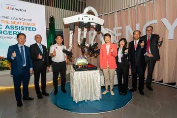 Ketua Pegawai Eksekutif Kumpulan HMI Medical, Cik Chin Wei Jia (empat dari kanan), semasa Majlis Pelancaran Pembedahan yang Dibantu Robot, Hinotori, di Regency Specialist Hospital, Bandar Seri Alam, Johor Bahru.