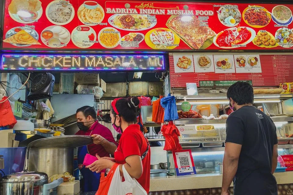 TAWAR E-PEMBAYARAN: Gerai makanan Badriya Indian Muslim Food yang terletak di Jurong West St 41 menawarkan khidmat e-pembayaran melalui kaedah Kod Respons Pantas Singapura (SGQR). - Foto BM oleh NUR DIYANA TAHA