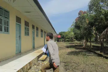 URUS SEKOLAH: Global Ehsan Relief menjadikan pendidikan sebagai bidang tumpuan badan tersebut tahun ini seperti menguruskan sekolah agama di Aceh (atas) dan menaja pendidikan bergerak menggunakan bas di Lebanon. - Foto GLOBAL EHSAN RELIEF