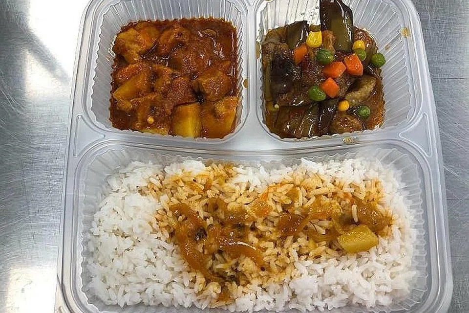 AGIH MAKANAN: Ini antara sampel makanan sahur yang diberikan kepada pekerja asing beragama Islam yang tinggal di dormitori sempena Ramadan ini. - Foto FACEBOOK ZAQY MOHAMAD