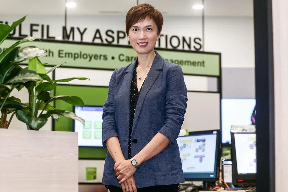 KHUSUS BUAT WARGA SENJA: Mengekalkan pekerjaan bagi rakyat Singapura menjadi keprihatinan utama Menteri Tenaga Manusia, Cik Josephine Teo. - Foto ZAOBAO