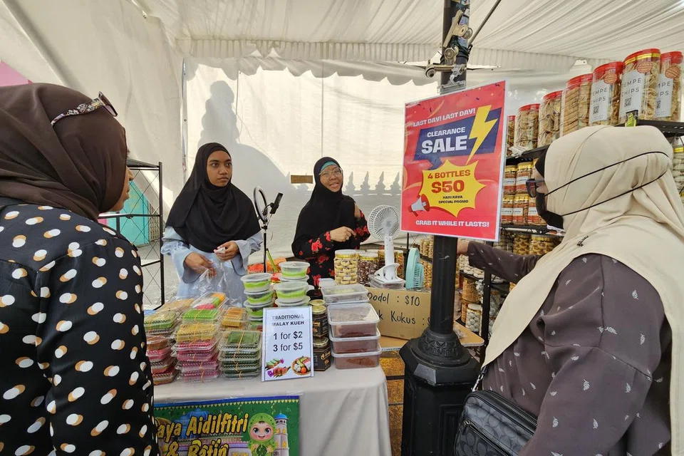 Beberapa gerai di bazar Gemilang Kampong Gelam mengurangkan harga jualan mereka.