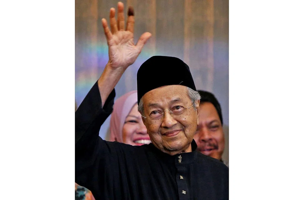 TUN DR MAHATHIR MOHAMAD: Sanggup melakukan apa sahaja, pada usia 92 tahun, untuk berjuang memelihara apa yang dilihatnya sebagai kepentingan dan maruah negara. - Foto REUTERS