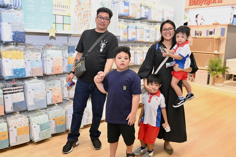Pasangan suami isteri, Encik Mohd Sazali Dollah (kiri) dan isterinya, Cik Dewiayuni Edi Rianto (dua dari kanan) telah menyertai program  KidSTART sejak 2021. Mereka dilihat bersama anak-anak mereka (bermula dua dari kiri) Muhammad Aeril Mateen, Muhammad Adeel Zafreen, dan Muhammad Adzriel Daffa (kanan).