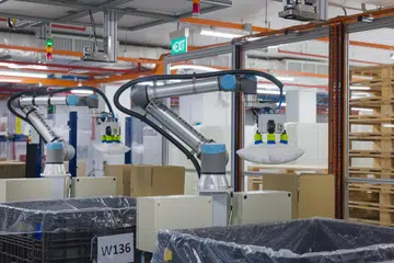 Teknologi baru Coca-cola Singapura, robot kolaboratif baru mengautomasikan barisan pemasangan dan pembungkusan, kurangkan kerja manual dengan ketara dan meningkatkan produktiviti.