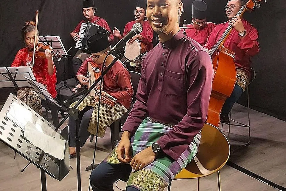PERJUANGKAN NILAI SENI: Presiden Orkestra Sri Temasek, Encik Afi Hanafi (kanan), berharap kesenian Melayu akan terus dipertahankan dan dijunjung tinggi dalam tempoh pandemik Covid-19. - Foto ihsan AFI HANAFI 
