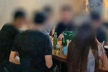 LANGGAR PERATURAN: Sebuah kedai F&B di Orchard Road melanggar peraturan pengurusan selamat Covid-19 dengan menghidangkan arak menggunakan teko logam selepas 11 malam. Di sebuah kedai F&B di Jurong East pula, sekumpulan lapan pelanggan didapati duduk bersama di satu meja. - Foto-foto MSE