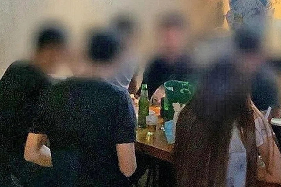 LANGGAR PERATURAN: Sebuah kedai F&B di Orchard Road melanggar peraturan pengurusan selamat Covid-19 dengan menghidangkan arak menggunakan teko logam selepas 11 malam. Di sebuah kedai F&B di Jurong East pula, sekumpulan lapan pelanggan didapati duduk bersama di satu meja. - Foto-foto MSE