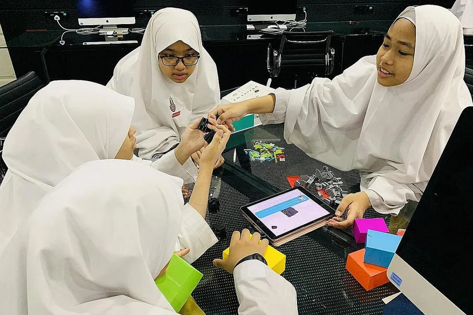 SEKOLAH UNGGUL APPLE: Pelajar di Madrasah Alsagoff Al-Arabiah telah mula menggunakan iPad seawal 2011 dan menjadikan koding wajib bagi semula pelajar sejak 2016. - Foto MADRASAH ALSAGOFF Al-ARABIAH