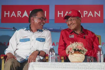 HUBUNGAN POLITIK BERGOLAK: Datuk Anwar (kiri) dan Dr Mahathir semasa berkempen dalam pilihan raya kecil di Port Dickson, Malaysia, pada October 2018. - Foto EPA-EFE
