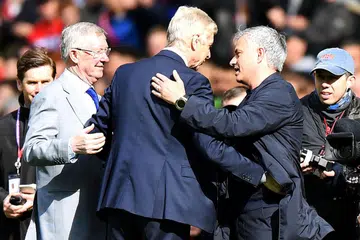 KETEPI PERMUSUHAN: Pengurus Arsenal, Arsene Wenger (tengah) diapit rakan sejawatannya daripada United, Jose Mourinho (kanan), dan bekas bos United, Sir Alex Ferguson (kiri) sebelum permulaan perlawanan antara United dengan Arsenal di Old Trafford kelmarin. - Foto AFP