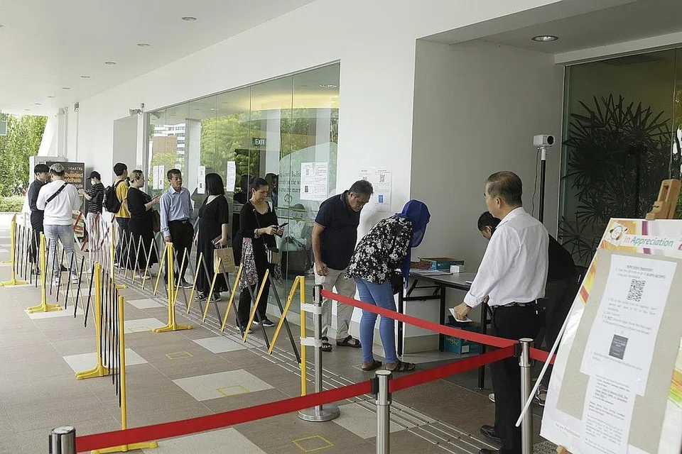 DITUNDA: Ramai pasangan dilihat sedang beratur di luar bangunan Pejabat Pendaftaran Pernikahan Orang Islam (ROMM) sedang pejabat itu mengumumkan semua pernikahan dan sesi janji temu ditunda hingga selepas Mei. - Foto BH oleh AZMI ATHNI