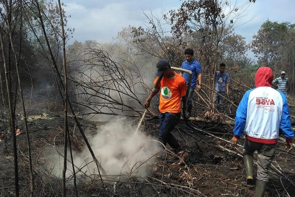 ELAK KEBAKARAN: Pasukan pemadam kebakaran bertugas di wilayah Riau, Indonesia, pada musim kemarau pada 2019. - Foto Agensi Pemulihan Tanah Gambut Indonesia. - Foto fail