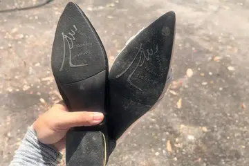 Gambar tapak kasut jenama Vern’s yang dikesan bercetak logo dikatakan mirip kalimah Allah tular di media sosial dan telah mencetus kemarahan umat Islam di Malaysia. Vern’s Holding telah pun memohon maaf dan menarik balik penjualan kasut itu daripada pasaran. 