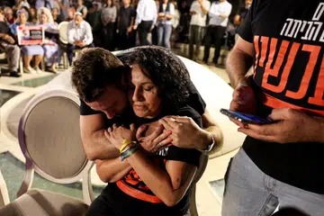PENANTIAN PENUH DEBARAN: Cik Meirav Leshem Gonen, ibu Romi Gonen, yang ditahan apabila Hamas menyerang Israel pada 7 Oktober, menaruh harapan anaknya akan dibebaskan apabila gencatan senjata empat hari antara Israel dengan Hamas dilaksanakan mulai Jumaat.