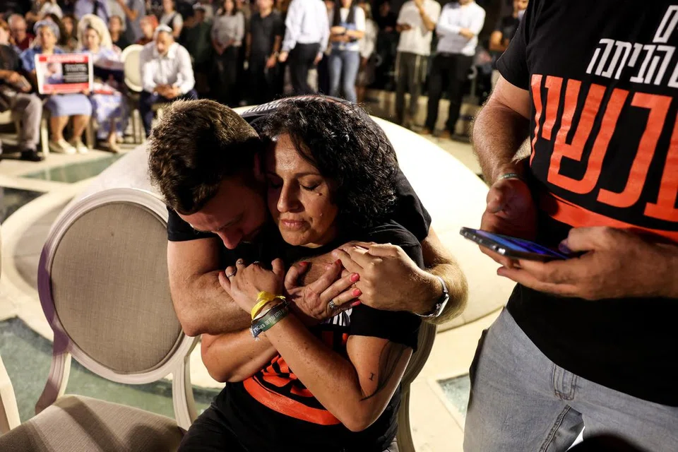 PENANTIAN PENUH DEBARAN: Cik Meirav Leshem Gonen, ibu Romi Gonen, yang ditahan apabila Hamas menyerang Israel pada 7 Oktober, menaruh harapan anaknya akan dibebaskan apabila gencatan senjata empat hari antara Israel dengan Hamas dilaksanakan mulai Jumaat.