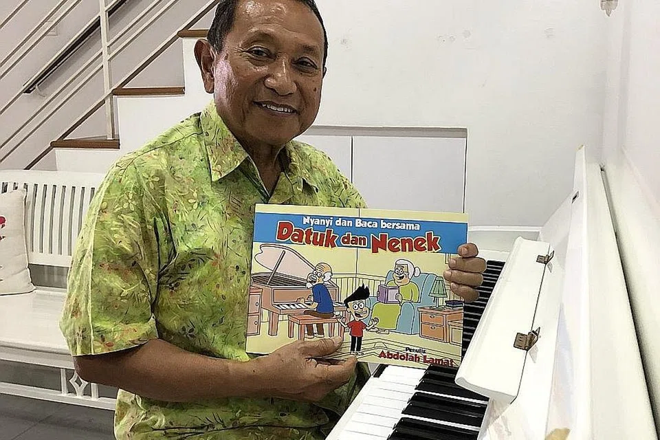 BELAJAR SAMBIL BERHIBUR: Buku Nyanyi dan Baca bersama Datuk dan Nenek, karya Cikgu Abdolah Lamat, diterbitkan khas untuk pelajar yang berminat mempelajari bahasa Melayu dalam bentuk yang lebih menghiburkan. Ia memuatkan 10 seni kata menarik dan ringkas berserta cakera padat yang mengandungi himpunan lagu-lagunya. Kesemua lirik dan irama lagu ini ditulis oleh Cikgu Abdolah, guru veteran yang mempunyai lebih 55 tahun pengalaman dalam pengajaran Bahasa Melayu. - Foto BH oleh AFIRA NAQILLA