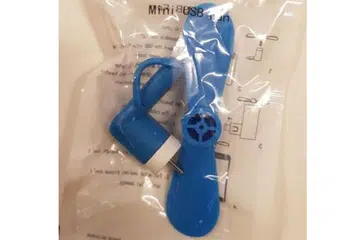 JADI PERHATIAN: Kipas USB ini, yang diberikan kepada wartawan yang membuat liputan Sidang Puncak Trump-Kim di sini, menimbulkan keprihatinan sesetengah pihak media. Namun, MCI berkata kipas USB itu tiada keupayaan menyimpan atau memproses maklumat. - TWITTER/HARALD DOORNBOS