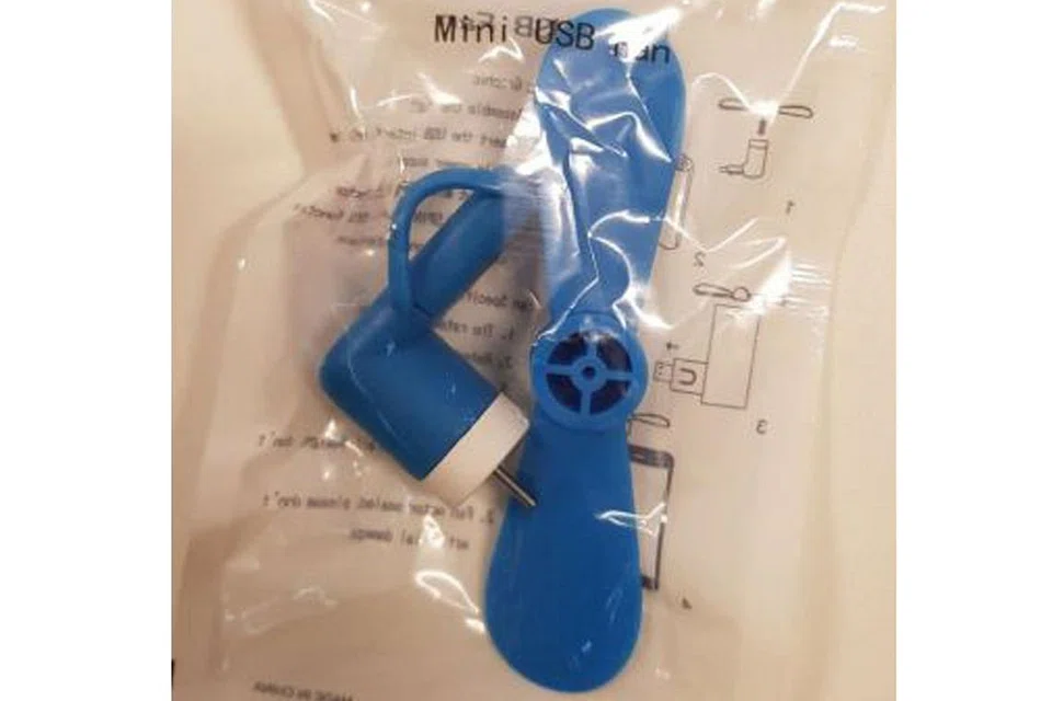 JADI PERHATIAN: Kipas USB ini, yang diberikan kepada wartawan yang membuat liputan Sidang Puncak Trump-Kim di sini, menimbulkan keprihatinan sesetengah pihak media. Namun, MCI berkata kipas USB itu tiada keupayaan menyimpan atau memproses maklumat. - TWITTER/HARALD DOORNBOS