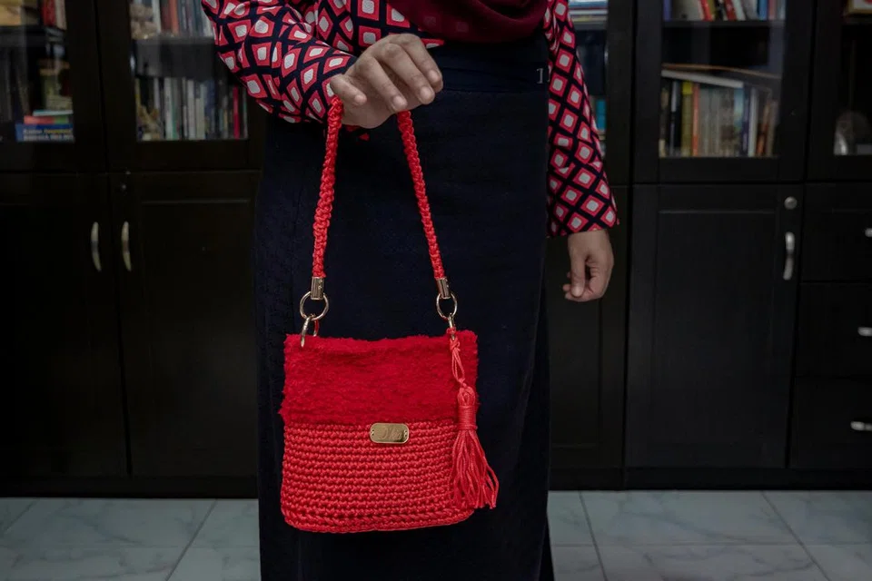 UNTUK PERAYAAN: Beg yang sesuai untuk perayaan termasuk Tahun Baru Cina ini dikait sendiri oleh Cik Kamaria Buang.