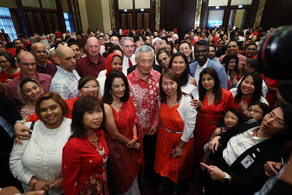DIASPORA SINGAPURA: Sekitar 700 orang, termasuk warga Singapura yang menetap di Amiriah Arab Bersatu (UAE) menghadiri jamuan di Dubai pada 22 Oktober lalu. Acara itu dihadiri Perdana Menteri, Encik Lee Hsien Loong, di akhir lawatan rasmi pertamanya ke UAE. Sekitar 3,000 warga Singapura duduk di UAE, membentuk masyarakat Singapura terbesar di Timur Tengah.