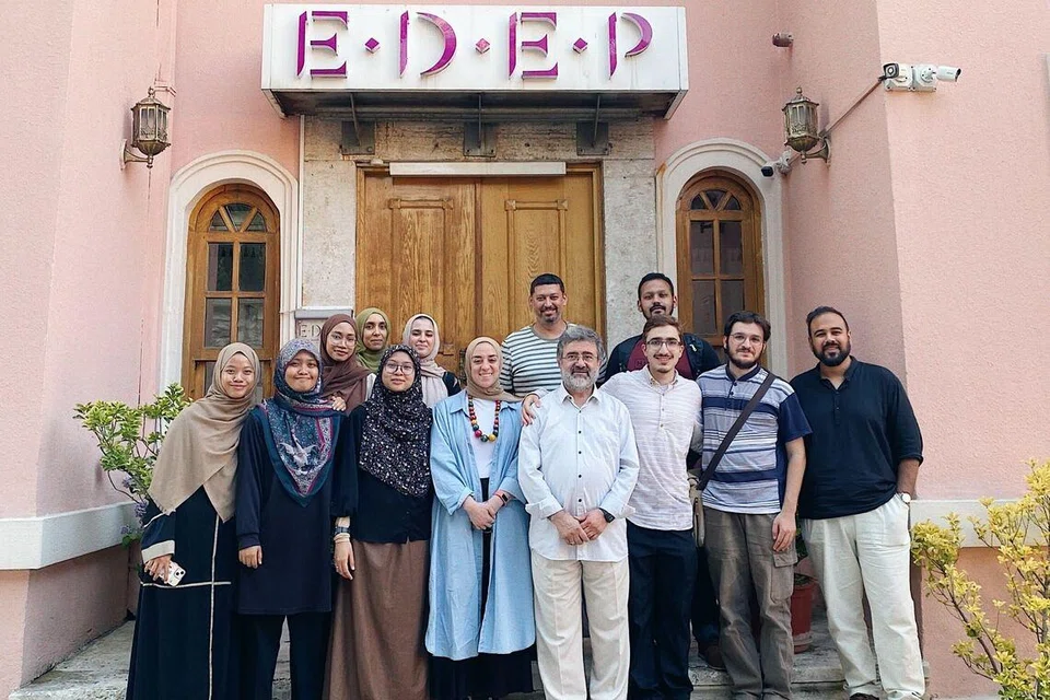 Cik Fatimah (paling kiri) bersama rakan sekelas dan pensyarahnya di Edep. Beliau menyifatkan masanya di Edep sebagai pengalaman yang telah meluaskan perspektifnya tentang cabaran dan dedikasi pelajar dari Eropah demi mendalami ilmu pengajian Islam.