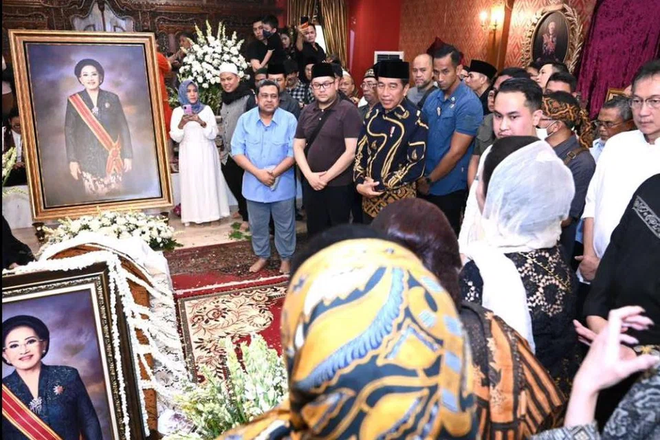 Presiden Indonesia, Encik Joko Widodo (tiga dari kiri), hadir di kediaman keluarga Allahyarhamha Dr Mooryati Soedibyo, untuk memberikan penghormatan terakhir kepada pengasas syarikat Mustika Ratu yang terkenal dengan produk jamu dan kecantikan di Jakarta pada 24 April.