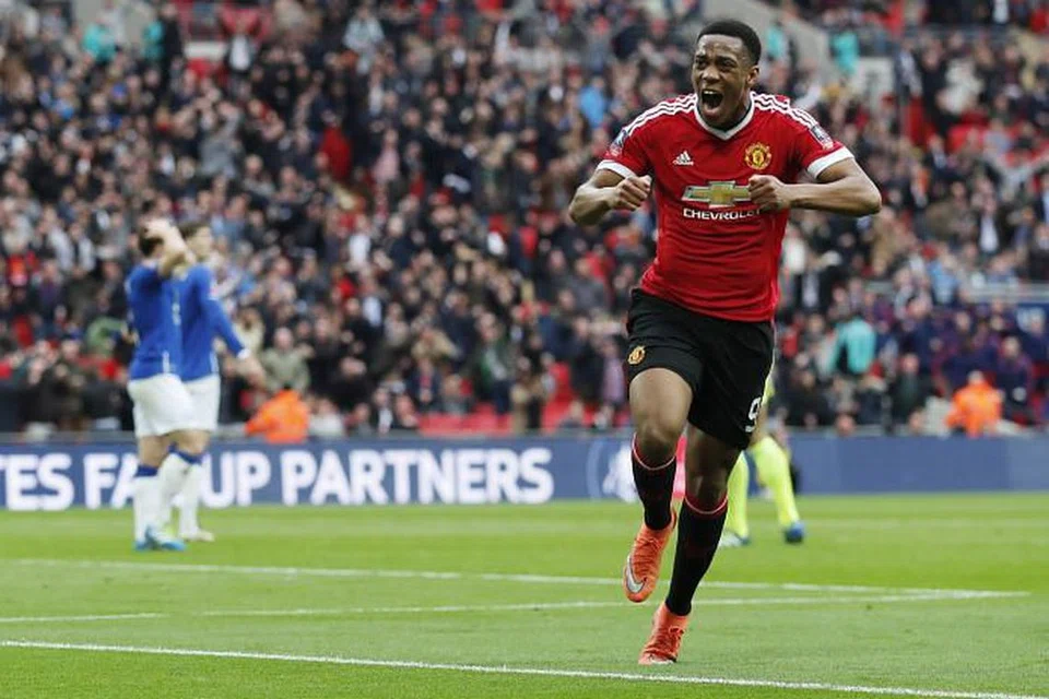 GOL KEMENANGAN: Anthony Martial meraikan gol kedua Manchester United. - Foto REUTERS